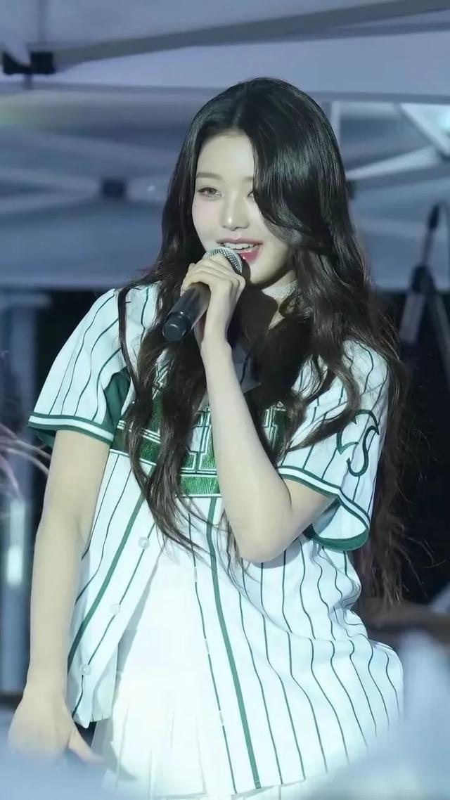 20岁的张元英这蕾丝肚兜和颈环越来越有人妻熟妇感了！还肥了不少