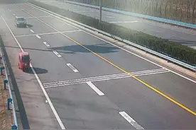 勇闯高速，89岁老人骑车惊魂记图片