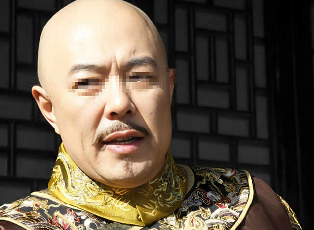 乾隆说上联：坐北朝南吃西瓜，籽往东放！纪晓岚出下联惹众人脸红