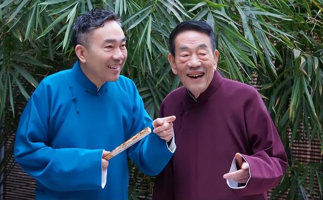 63岁杨议收美女徒弟，女生穿得花枝招展鞠躬敬茶，牵手贴脸引争议