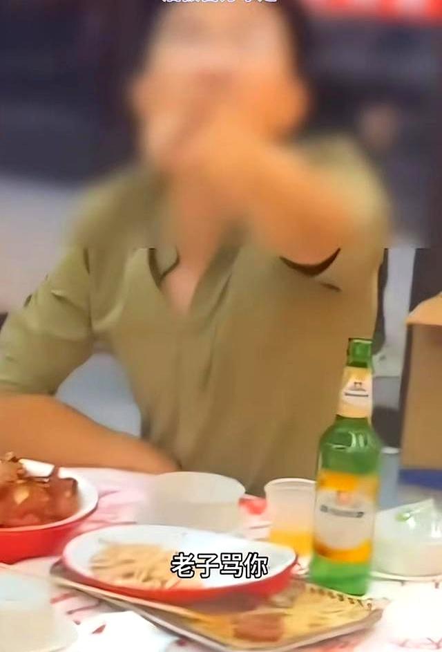 女子餐馆吃宵夜，被邻桌男子摸头辱骂后报警。网友：穿成这样怪谁