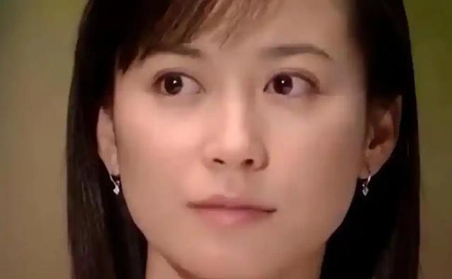 至今未婚未育，身边却有男人陪了近20年！54岁的她才是人间通透