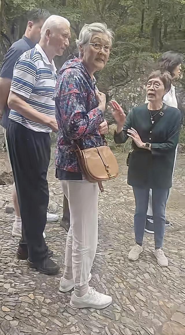 姚明国庆带一家人江苏旅游，女儿姚沁蕾15岁身高1米93打扮太成熟