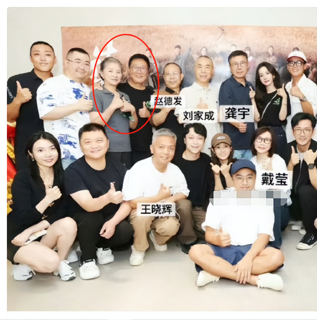 《生万物》庆功宴：迟蓬林永健靠边，杨幂紧挨资方，C位让人意外