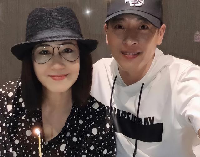 夫妻俩为了不变老，坚持27年不吃肉不生子，如今59岁近照不敢认
