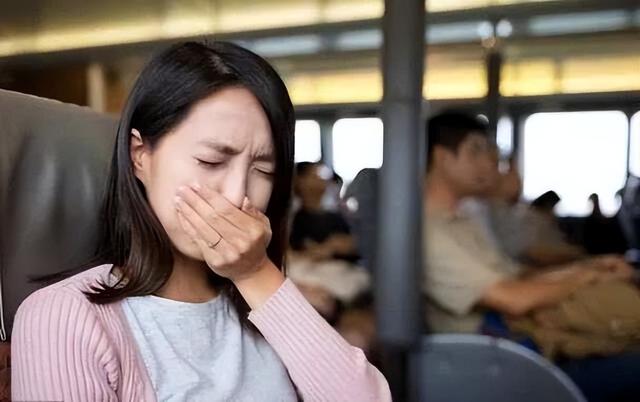 为什么有的人一坐车就头晕想吐？原来，他们的身体发生了变化