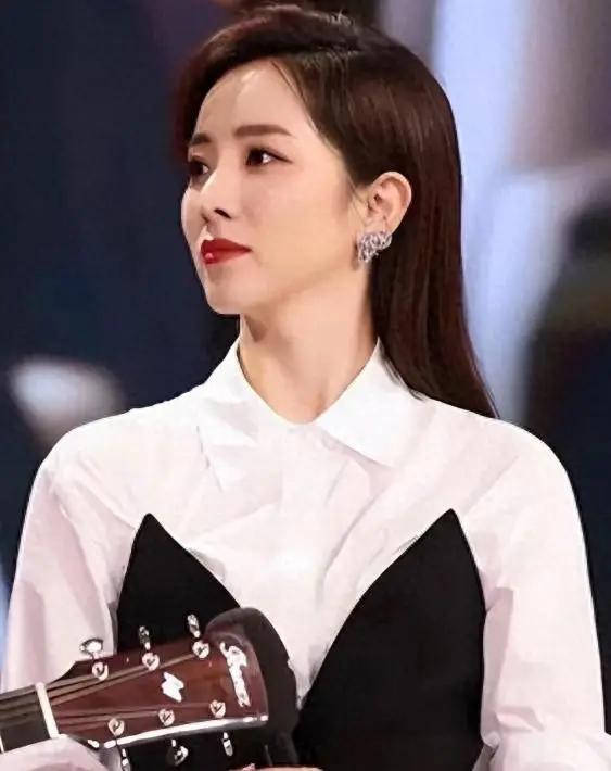 落地的凤凰不如鸡？看离开央视为钱奔波的李思思，真叫康辉说对了