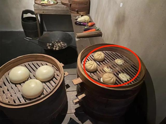 多名孩子闯进博物馆禁区，家长在旁鼓励：拍张照！