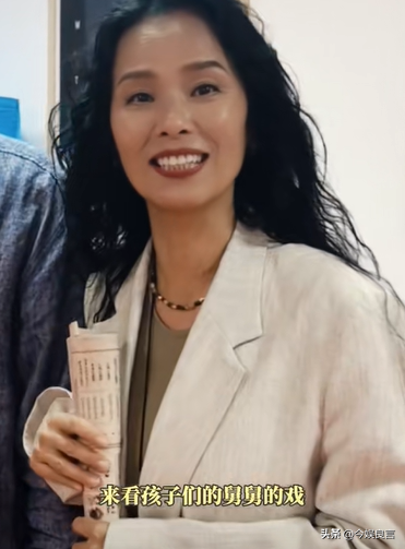 62岁韦唯现状：脊柱断裂已恢复，前夫已死，三个混血儿子回国相伴