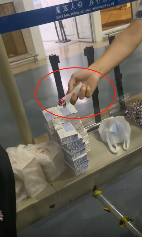 老外带火机坐飞机后续，当事人直播发声，3大疑点全解开