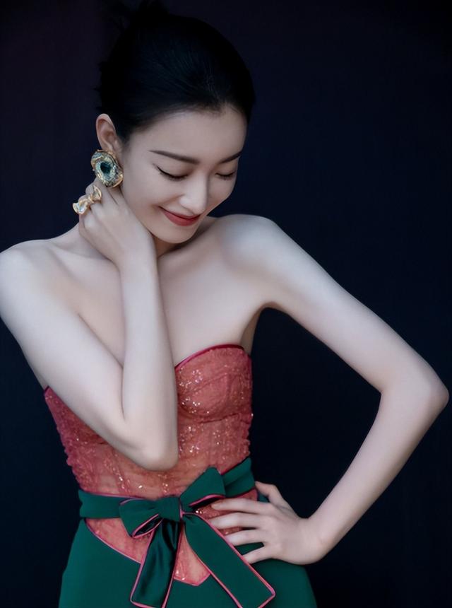 37岁倪妮晒照过圣诞，一细节暴露真实现状，难怪当初看不上冯绍峰