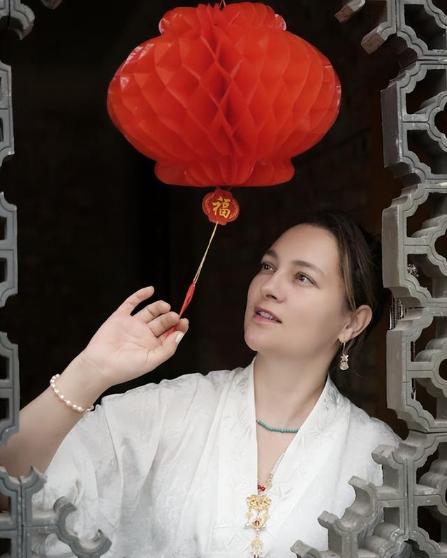 奇娜父母看升旗没哭，看完毛主席却崩溃暴哭，没想到被一小吃治愈