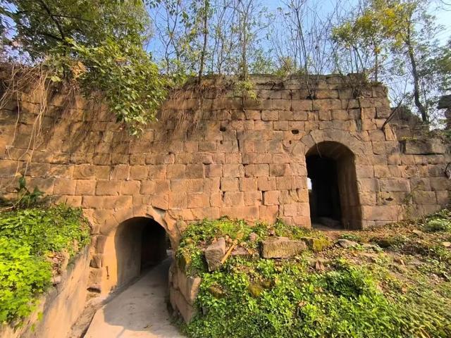 重庆北碚闹市竟藏有一座古寨，设有瓮城，被网友称为"重庆吴哥窟"