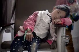 15岁女孩长期腿痛，妈妈以为缺钙，检查后，妈妈痛心：白血病图片