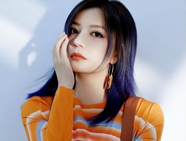 面相又变了！49岁赵薇广东吃饭又老又凶	，当年的小燕子再也回不去