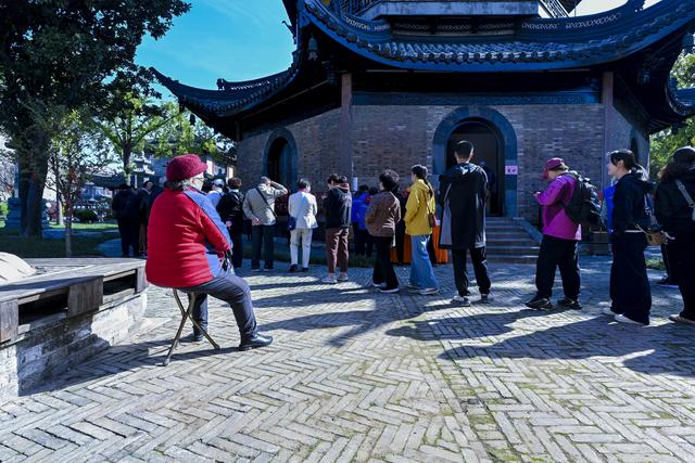 秋爽登文峰 塔下聚宾朋