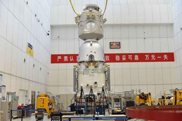 太空危机四伏，中国空间站连遭撞击，神舟二十号冒险加防背后真相