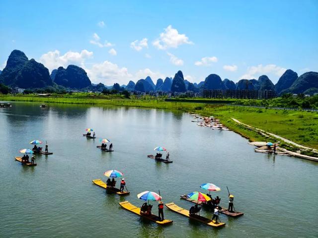 桂林：热闹非凡的遇龙河！