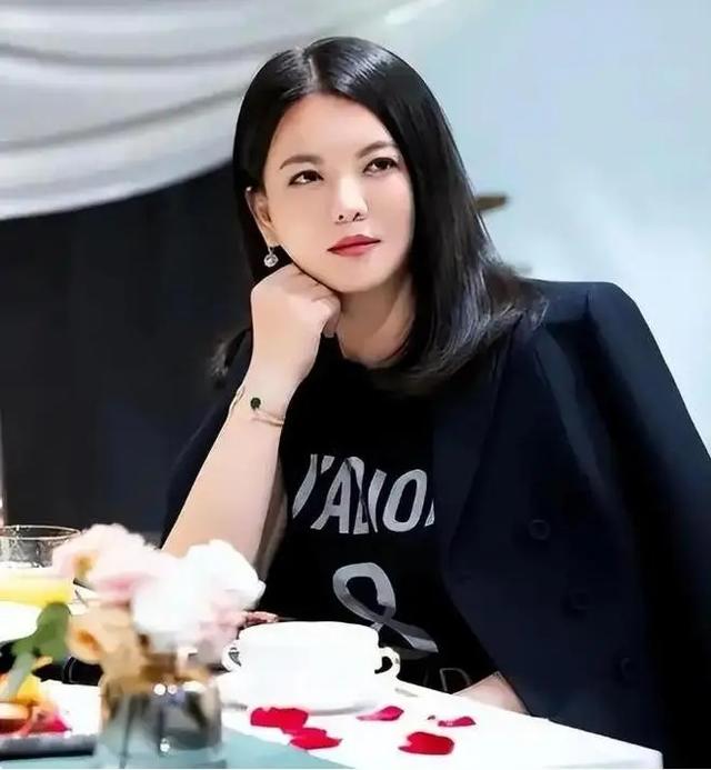 李湘风波再发酵！家境被扒底朝天，父母身份揭秘	，原来何炅没说错