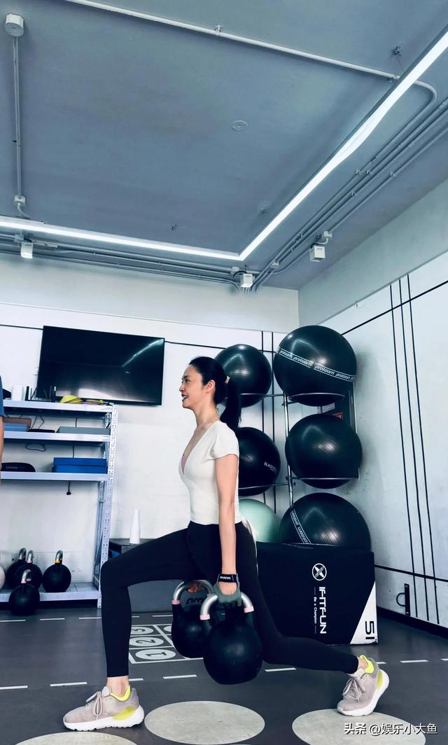 天呐！被姚晨的高难度瑜伽动作惊呆了！果然美丽背后是极致自律