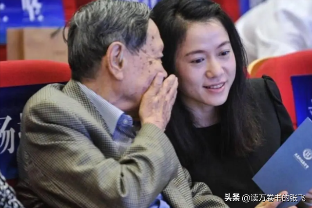 杨振宁走后1个月, 翁帆搬离别墅, 带走34箱东西, 那是她全部的财产