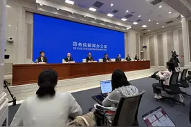 商务部：离境退税起退点从500元下调至200元，现金退税限额由1万元上调至2万元图片