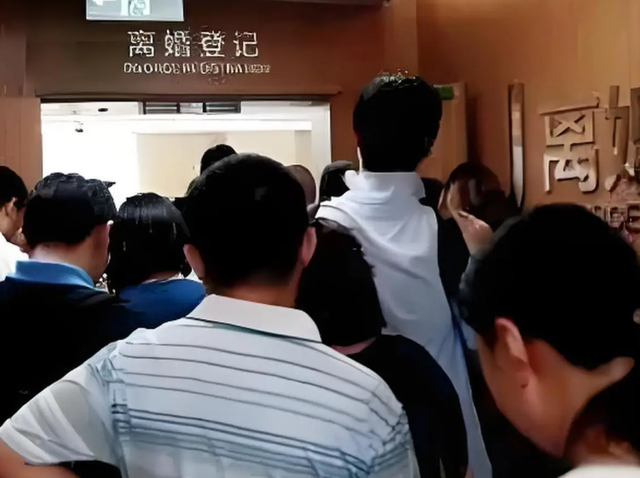 民政局离婚排队爆满，反映一个真相：年轻人不结婚，是父母导致的