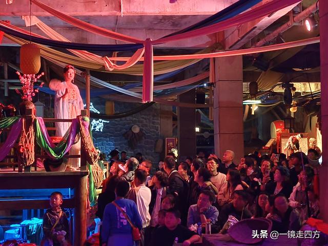走进郑州中牟建业电影小镇，看各种特色表演，还能参与互动项目。