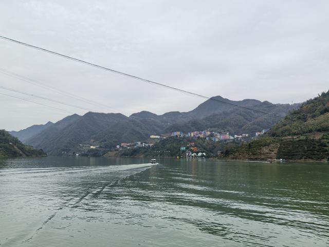 吴固民: 江边有个大道河