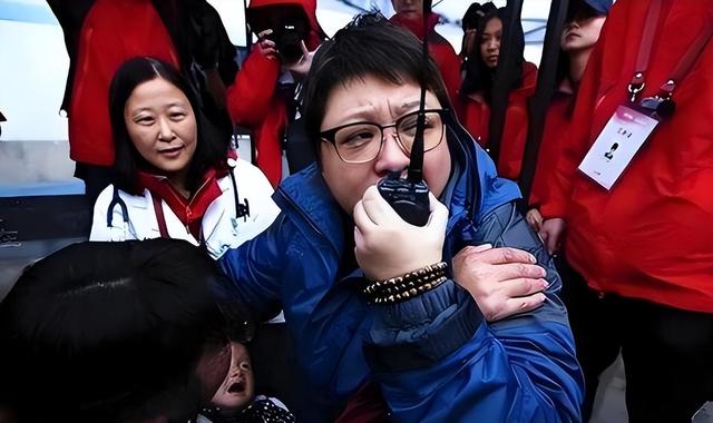 贪污上亿、假慈善？被实名举报的韩红，如今连坐椅子都成了“错”