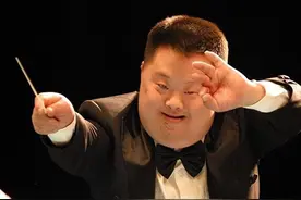 不懂音乐却被誉为“天才指挥家”，舟舟谎言被拆穿后，过得如何？图片