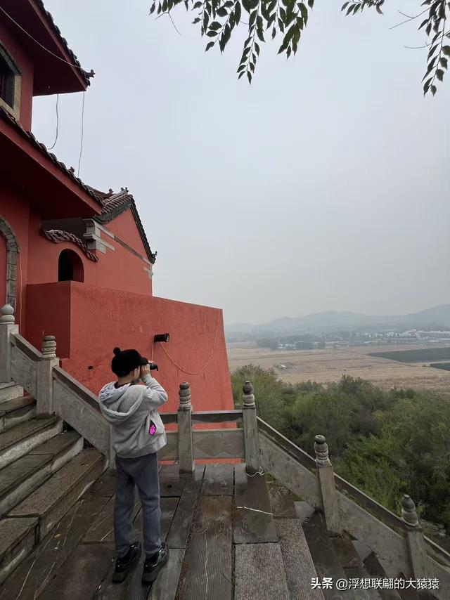 邹平临池镇桥子村里的柱似山，其顶之庙群始建于明代