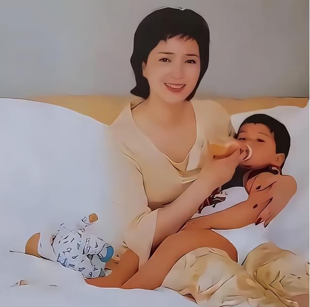 许亚军四任妻子已去其二，前妻何晴生前透露，和他新家庭关系和睦