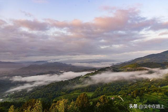 汉中云峰寺日出：金光照破雾千层，半是仙踪半是尘​！