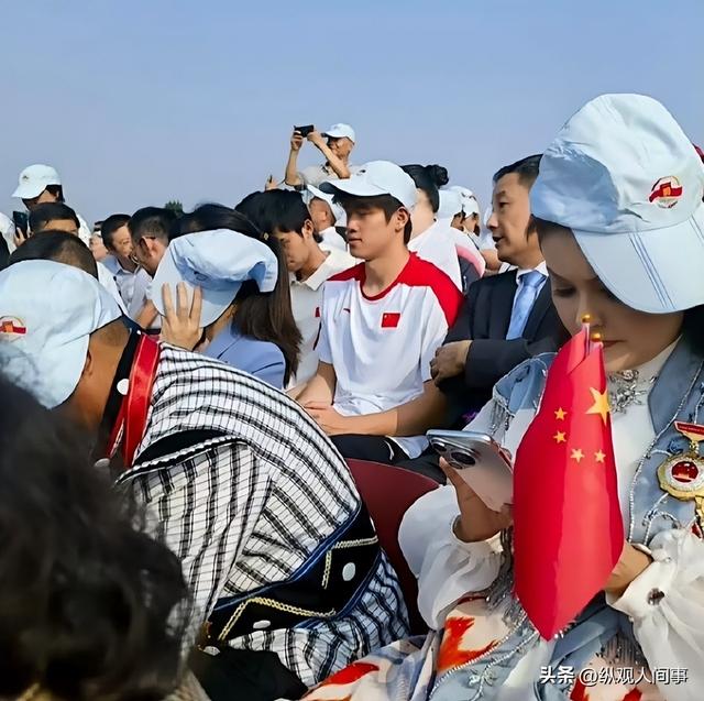 九三阅兵现场！姚明太扎眼，霍启刚抢镜，郑钦文潘展乐全在好热闹