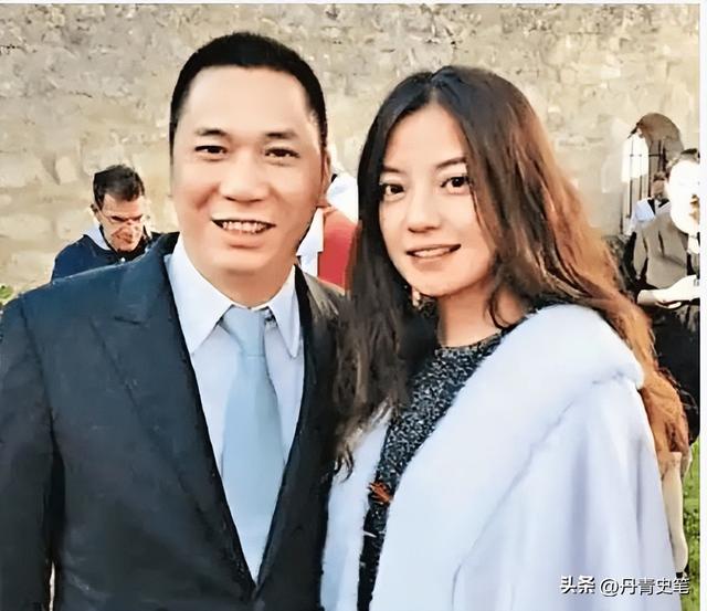 黄有龙没想到，才与自己官宣离婚2年，前妻赵薇就因李湘深陷泥潭