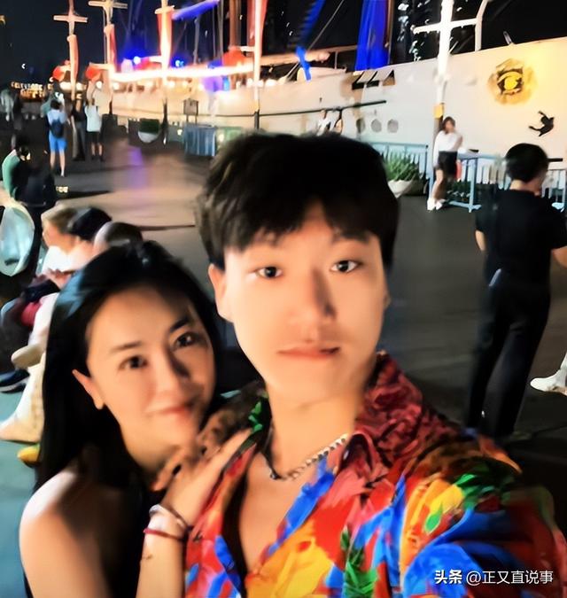 03年游泳教练爱上学员富婆，对方离异大他15岁，恋爱日常好甜蜜