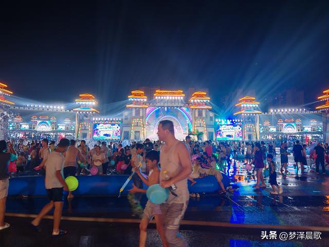 湖北：云梦举办首届花样泼水电音节