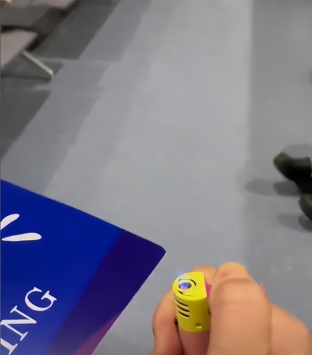 老外带火机坐飞机后续，当事人直播发声，3大疑点全解开