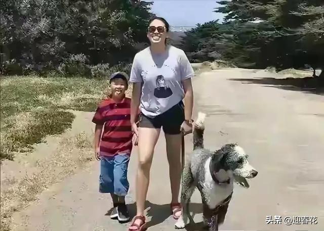 郎平女儿白浪在美国 和弟弟白帝同行 姐弟俩笑容灿烂 举止温柔很可爱