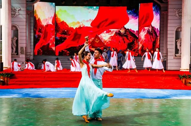中秋国庆彩灯游园会限定表演！场场精彩～前方有欢乐因子正在释放！