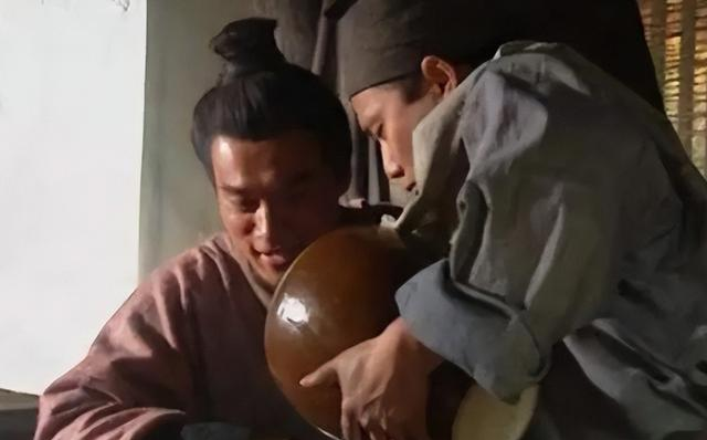 武松杀嫂时，为何要撕开金莲的上衣？看完不得不佩服武松太聪明