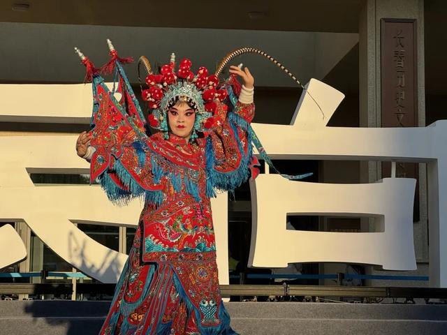 在新民大街，我被360°的快乐和人潮“包围”了！