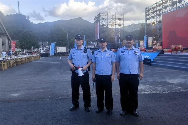 洪雅公安：“村晚”点燃夏夜 绘就平安警色