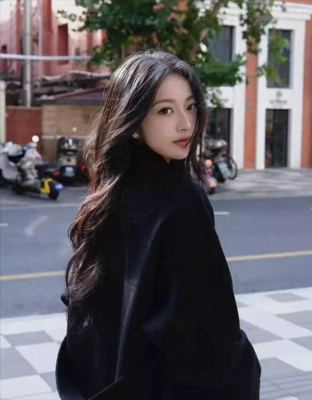 上海校花，172cm身段45kg，美得太犯规，让人移不开眼