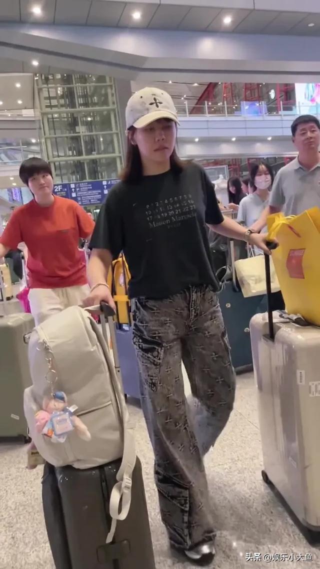 陈幸同结束横滨赛已抵达北京机场路透，穿黑色短袖又酷又飒！