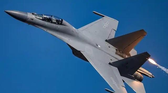 歼-10C 碾压苏-35！金头盔比武三连冠封神，灵活刺客专治重型机！