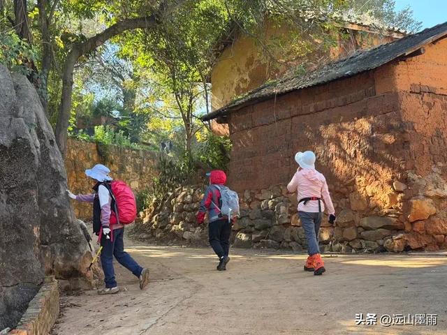 走石林仙女湖、观雷打石石林,徒步穿越绵延石林间,我们惊叹不已