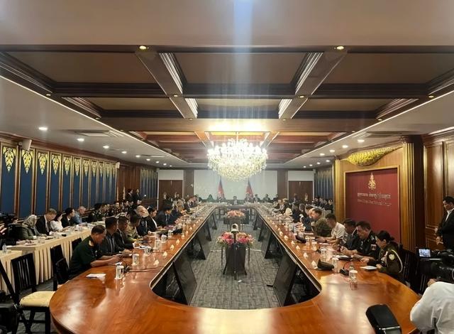 第三国加入战团！泰柬还未止戈，老挝又突然对柬开火，激烈冲突爆发，腹背受敌的洪森这下麻烦大了