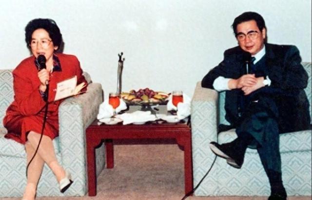 李鹏总理年轻时有多帅？1959年在吉林留影，31岁玉树临风气质不凡